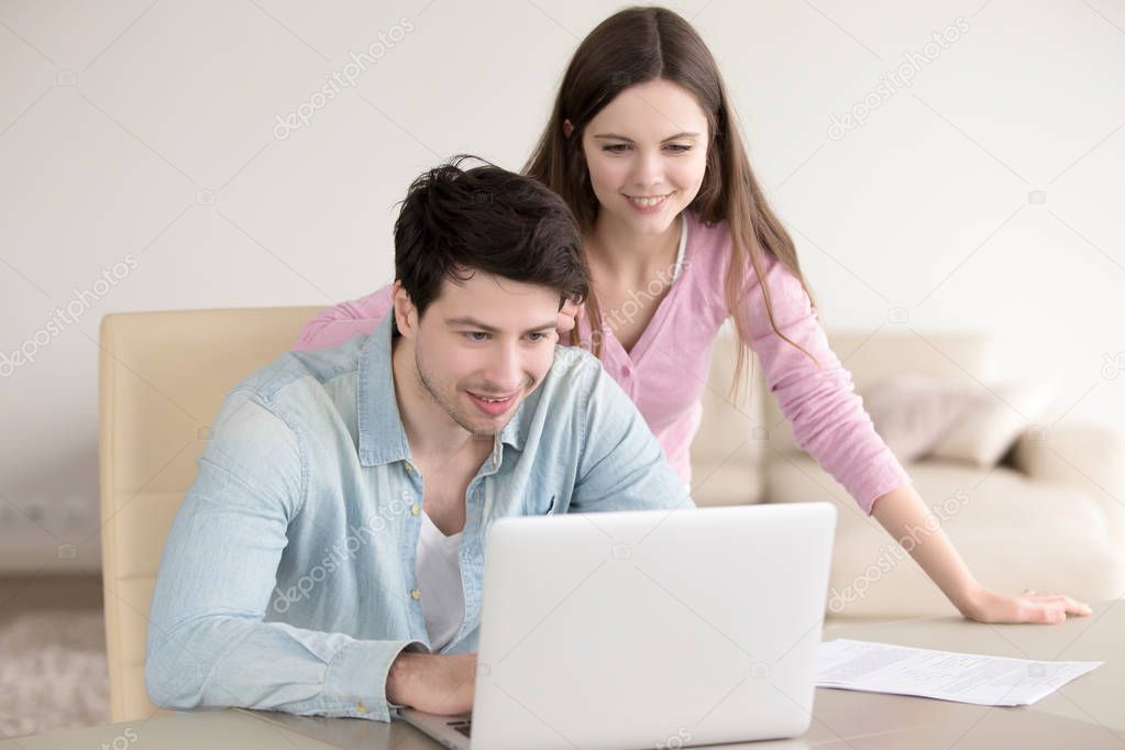 Famiglia che prepara i documenti per l’ISEE online