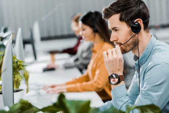 Consulente di assistenza clienti che supporta un utente online